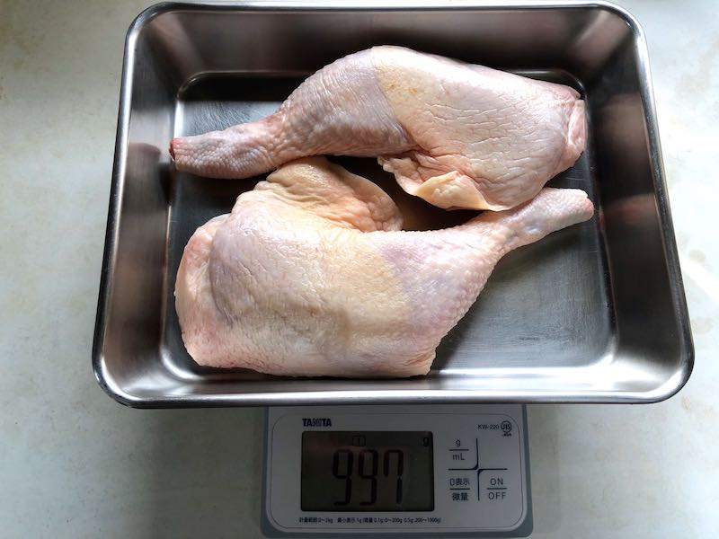 低温調理鶏もも肉のコンフィ重さ量る