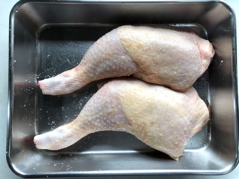 低温調理鶏もも肉のコンフィに塩をする