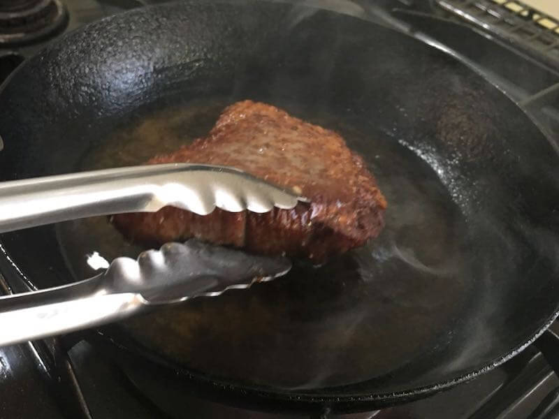 厚い牛肉あステーキの焼き方10